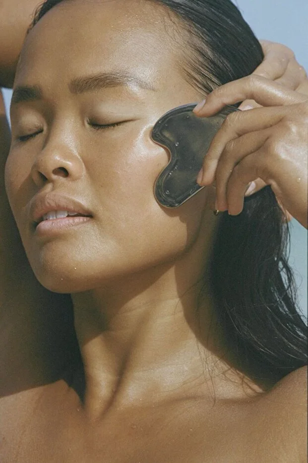 Premium Paslanmaz Çelik Gua Sha ve Keten Saklama Kesesi - Face Yoga- Yüz Masajı - Metal-Lüks Gua Sha Premium Paslanmaz Çelik Gua Sha ve Keten Saklama Kesesi - Face Yoga- Yüz Masajı - Metal-Lüks Gua Sha